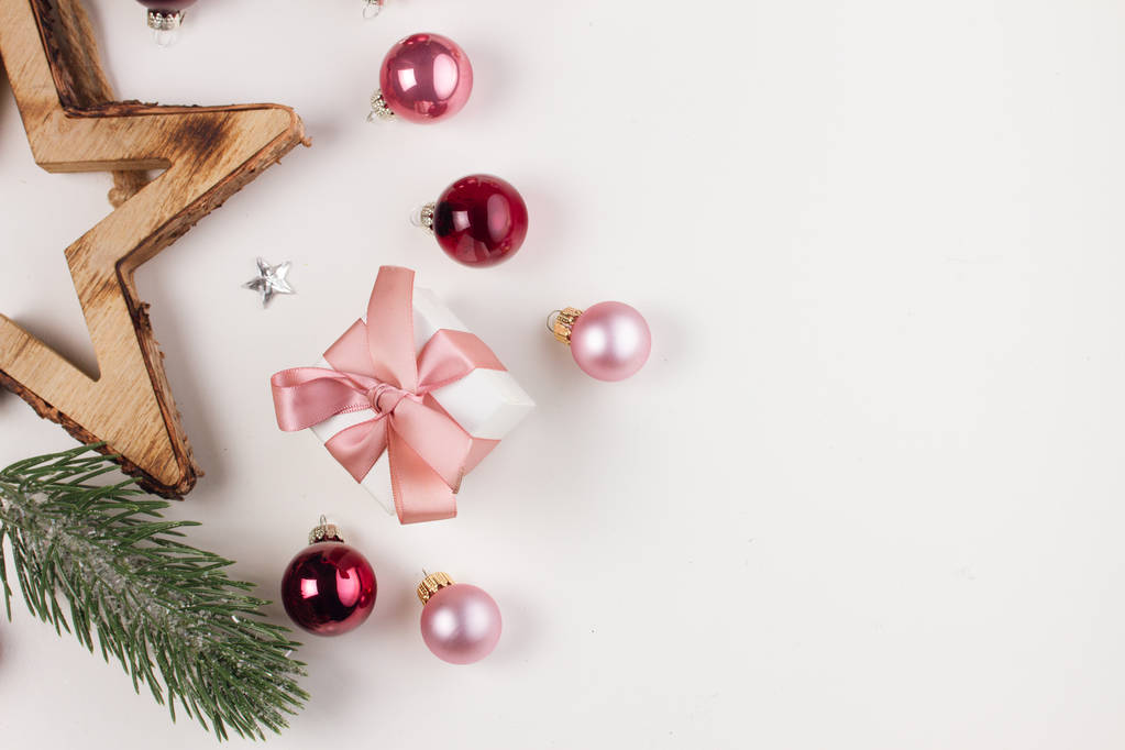 Karácsonyi lakás laikus jelenet rózsaszín üveggolyó és ajándék doboz, másol hely, fehér íróasztal - Fotó, kép