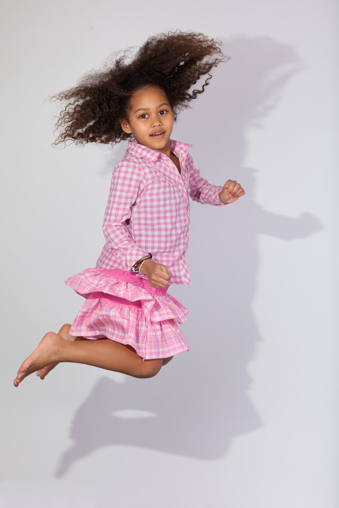 Retrato de jovem afro-americano menina saltando
 - Foto, Imagem
