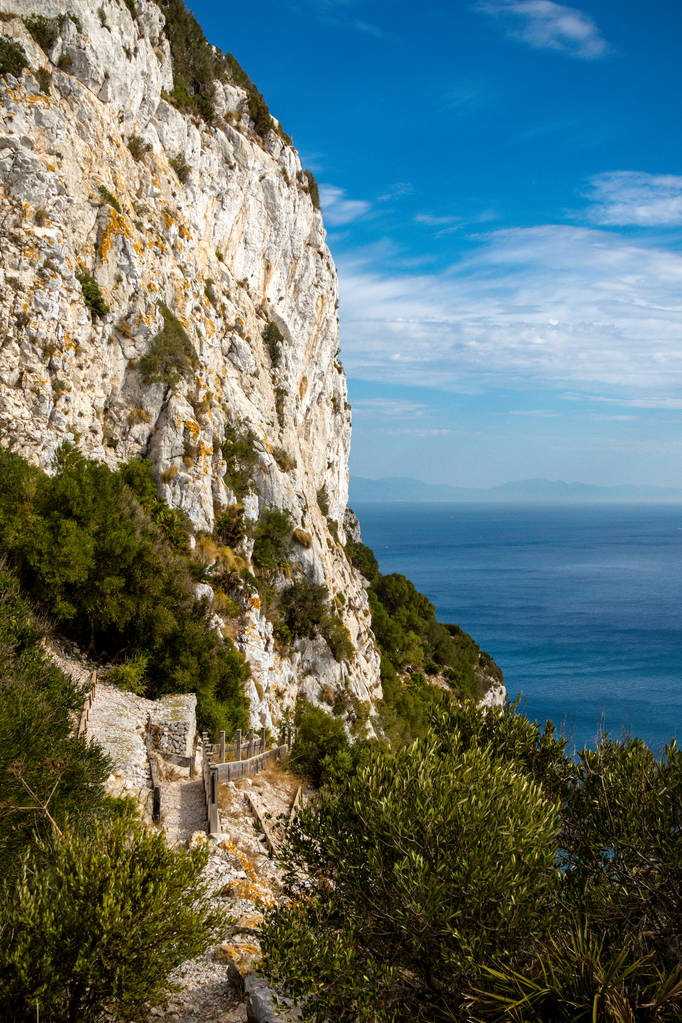 Un sendero sobre el Peñón de Gibraltar. Gibraltar es un territorio británico de ultramar situado en el extremo sur de España.
 - Foto, imagen