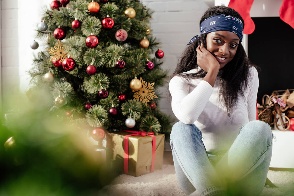 lachende prachtige Afrikaanse Amerikaanse vrouw kijken camera thuis, Kerstmis concept - Foto, afbeelding