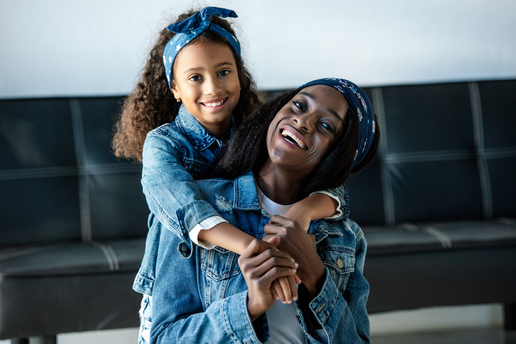 retrato de la sonriente familia afroamericana en ropa similar en casa
 - Foto, Imagen