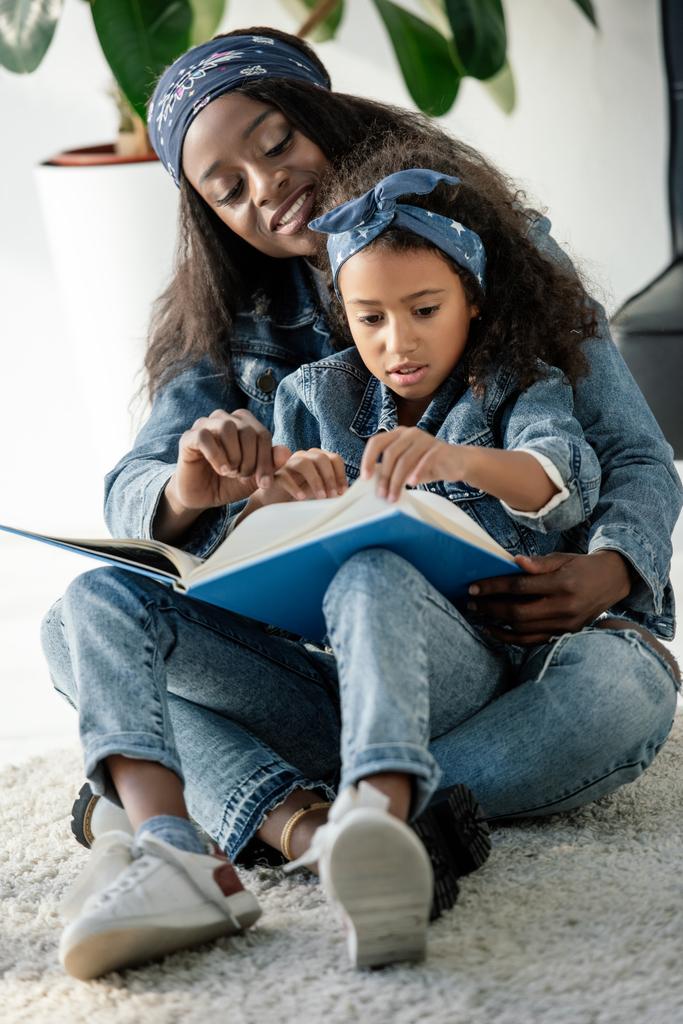 afro-américaine mère et fille regardant album photo de famille à la maison
 - Photo, image