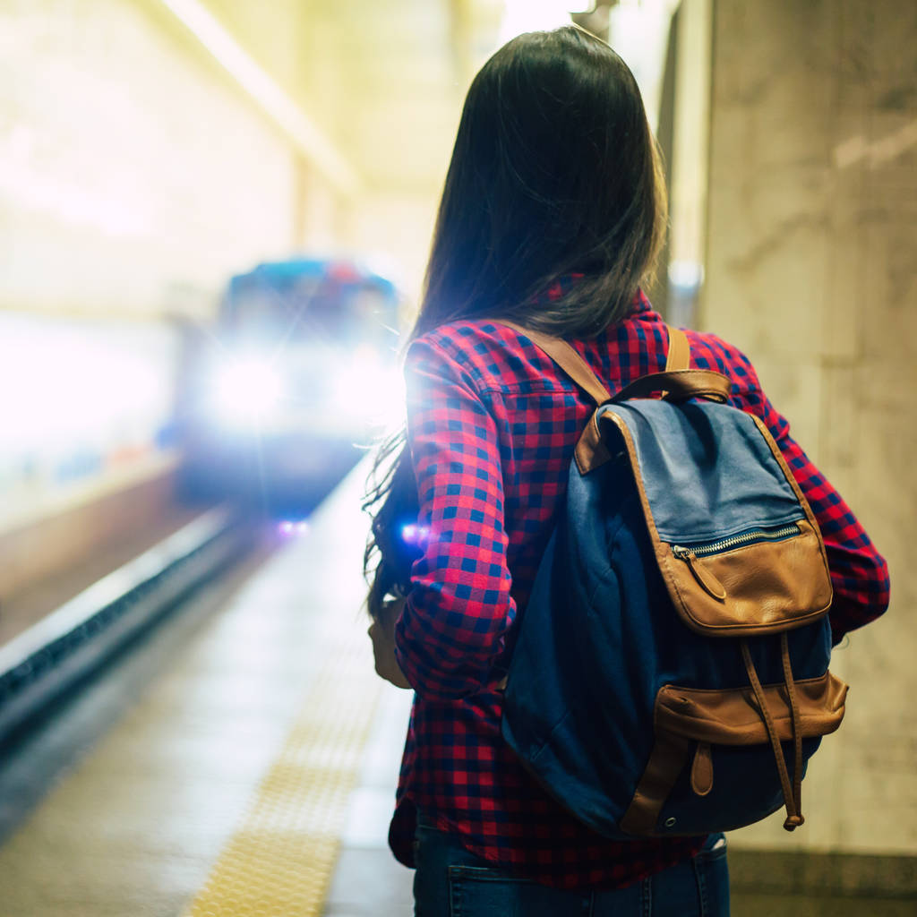 Taustakuva junaa metrossa odottavista nuorista
 - Valokuva, kuva