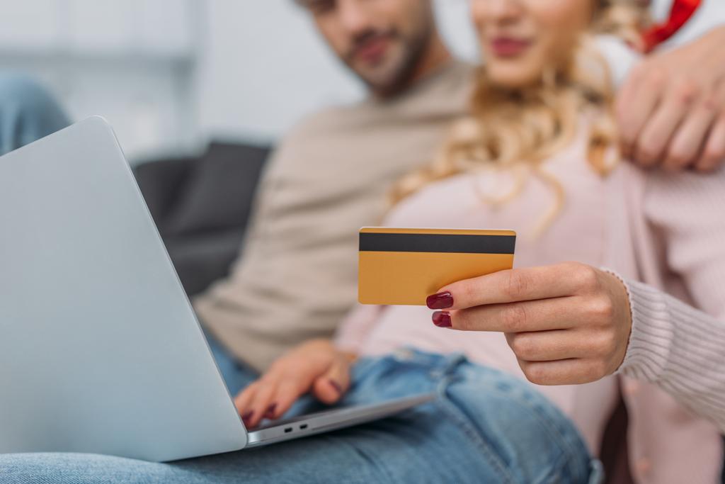 kaç alışveriş online kredi kartı ve evde dizüstü ile görüntü kırpılmış - Fotoğraf, Görsel