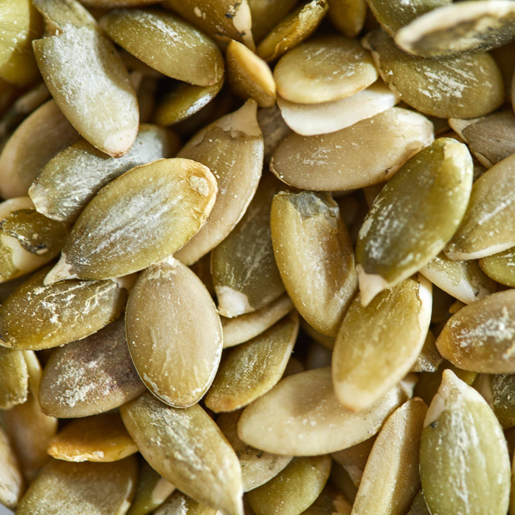 Macro photo de graines de citrouille appétissantes et saines. Nourriture végétarienne. Vue du dessus
 - Photo, image