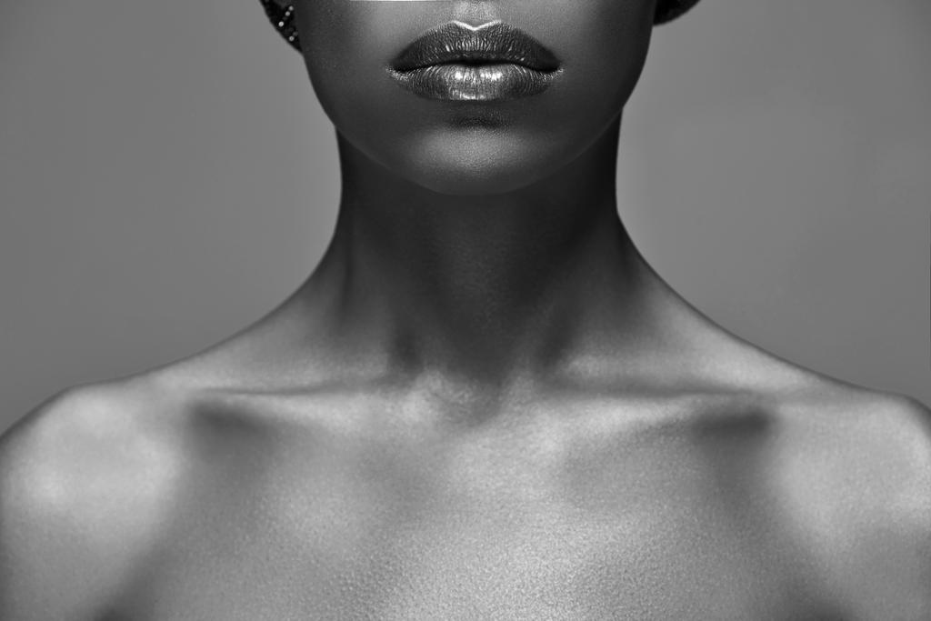 Schwarz-Weiß-Foto einer afrikanisch-amerikanischen Frau isoliert auf grau - Foto, Bild