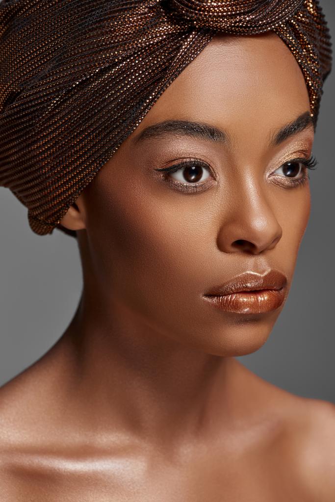 portrét atraktivní afroamerické ženy s hlavou wrap a holá ramena při pohledu od izolovaných Grey - Fotografie, Obrázek