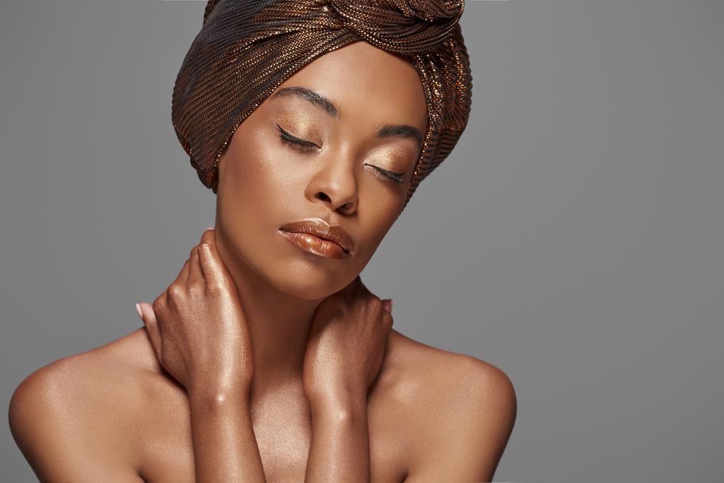 szép afro-amerikai nő fejkendő hordására és elszigetelt szürke csupasz váll portré - Fotó, kép