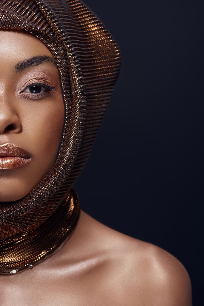 vista parziale di attraente modello afro americano con involucro testa isolato su nero
 - Foto, immagini