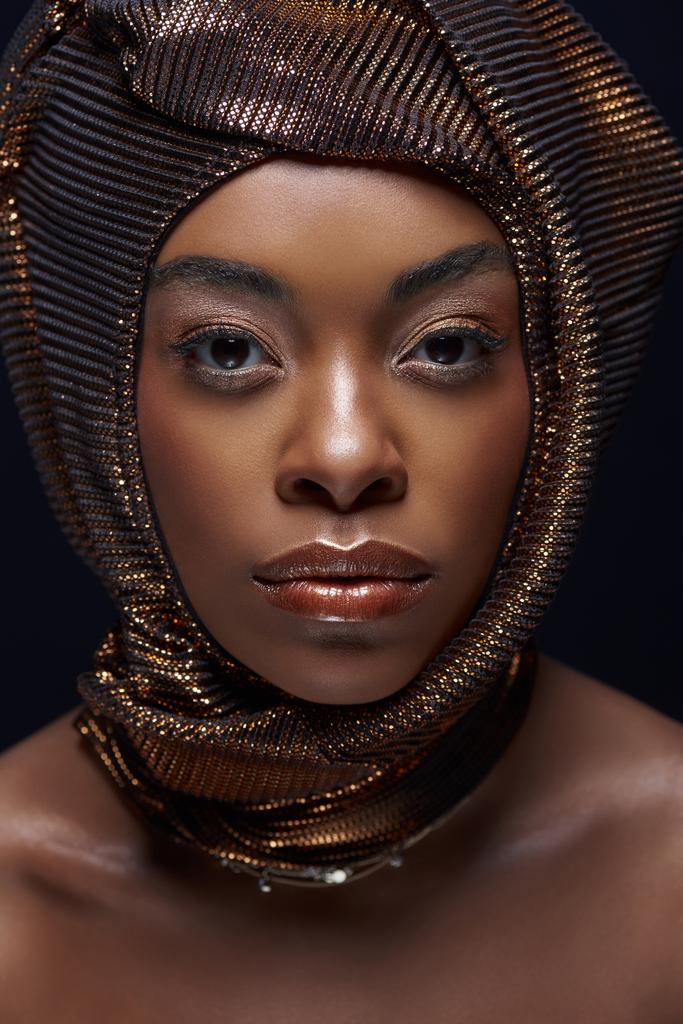Foto e imagen de stock sin royalties de Retrato De Elegante Modelo  Afroamericano Con Envoltura