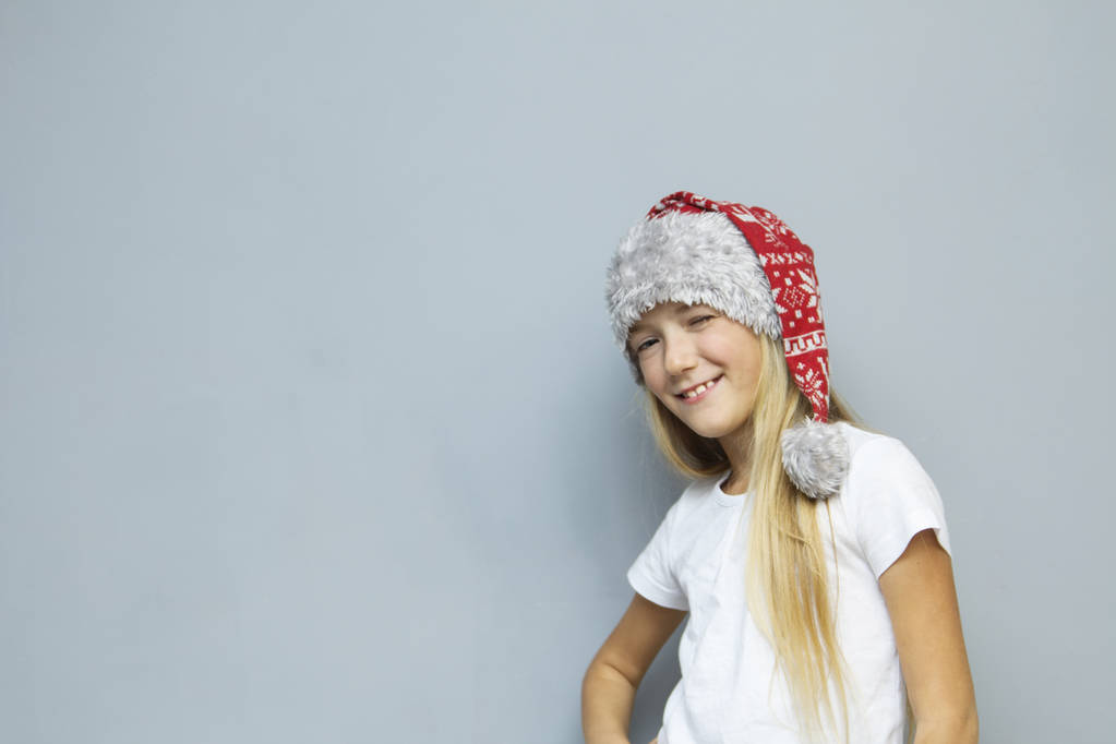 Ayudante de Santa niña en el sombrero de Santa Navidad gnomo - Foto, Imagen