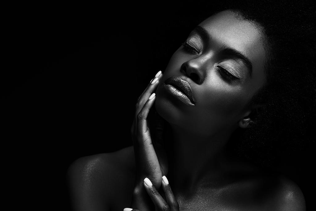 czarno-białe zdjęcie piękne african american kobieta na czarnym tle - Zdjęcie, obraz