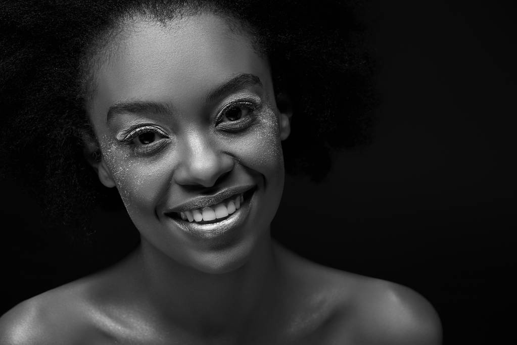 黒に分離された陽気なアフリカ系アメリカ人女性の黒と白の写真 - 写真・画像