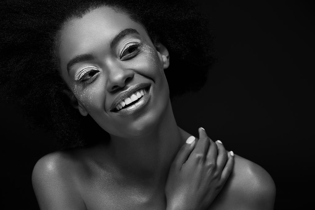 Schwarz-Weiß-Foto der attraktiven nachdenklichen afrikanisch-amerikanischen Frau, die isoliert auf schwarz wegschaut - Foto, Bild