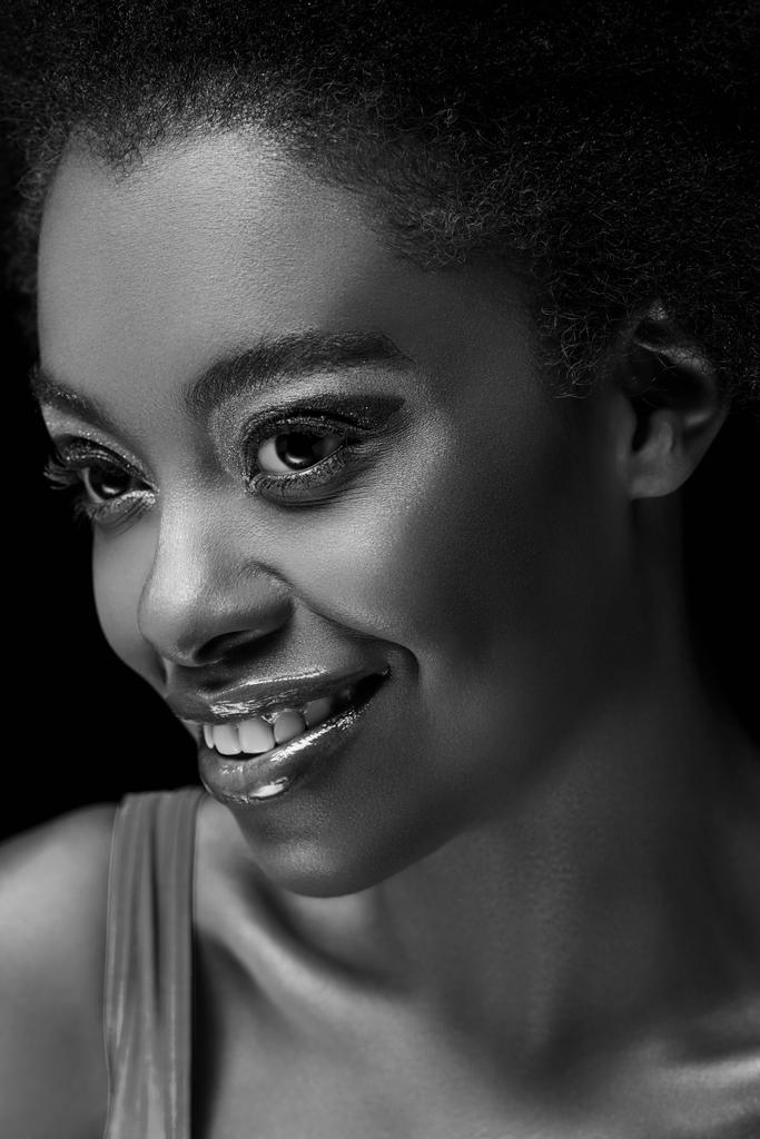 foto en blanco y negro de hermosa mujer afroamericana sonriente aislada en negro
 - Foto, Imagen