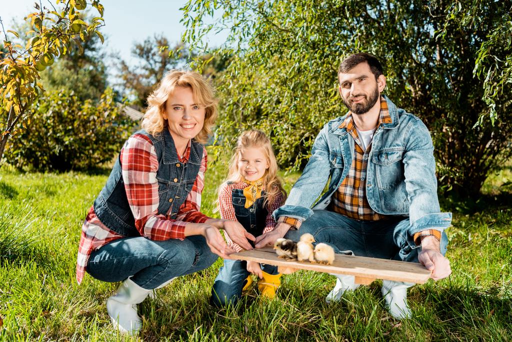 gazdálkodó család gazdaságban fa bõvítõkártya imádnivaló baba csajok szabadban  - Fotó, kép