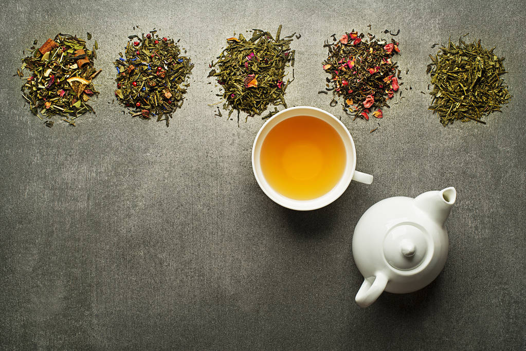 Чашка чая с сухой коллекцией чая разных сортов
 - Фото, изображение