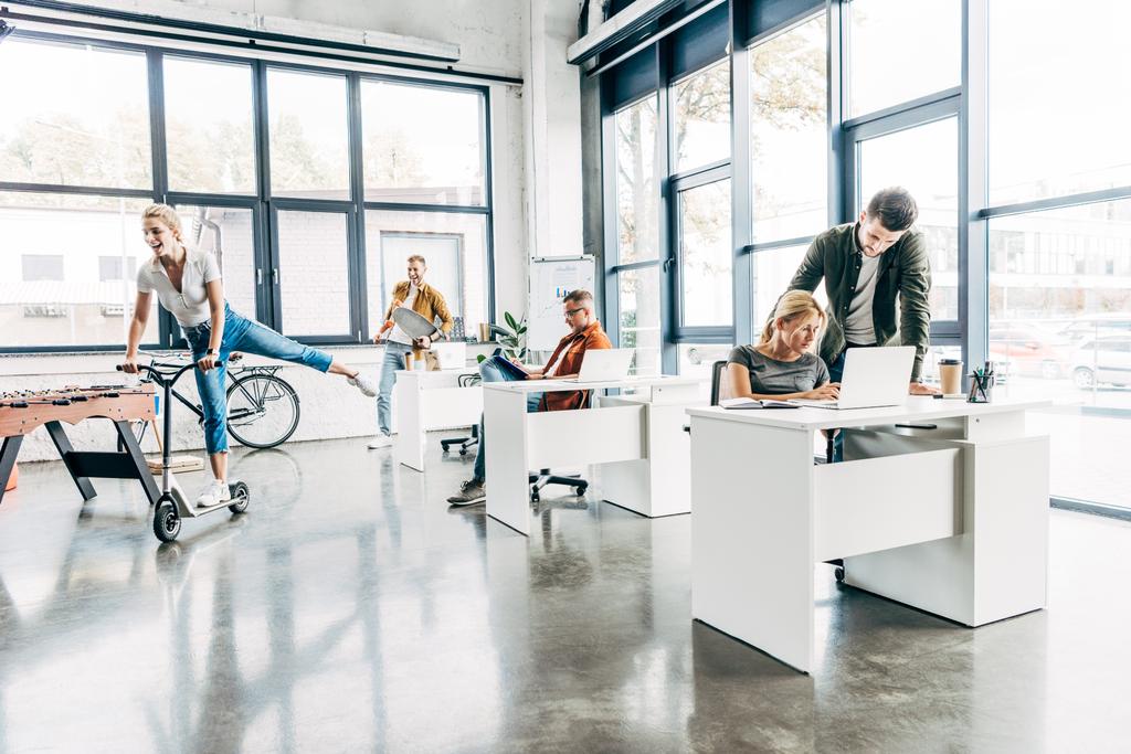 ομάδα ευτυχισμένος προοδευτική επιχειρηματιών εργασίας κατά την εκκίνηση μαζί στο σύγχρονο ανοιχτό χώρο γραφείου - Φωτογραφία, εικόνα