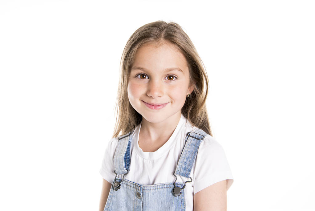 Portret van een schattig 7 jaar oud meisje geïsoleerd op witte achtergrond - Foto, afbeelding