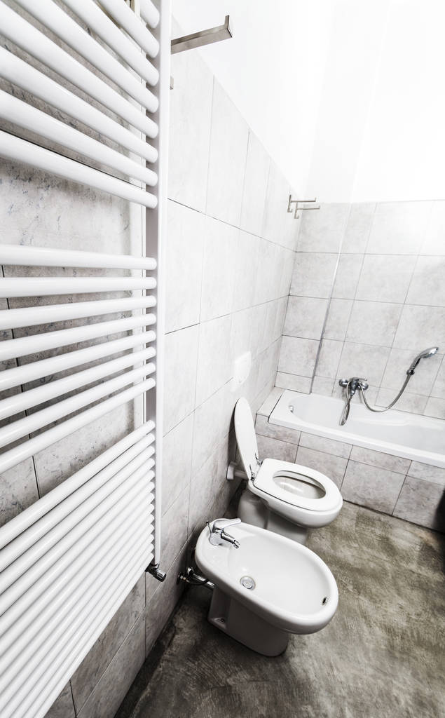 Vista acima de um aquecedor para o bidé, vaso sanitário e banheira
 - Foto, Imagem