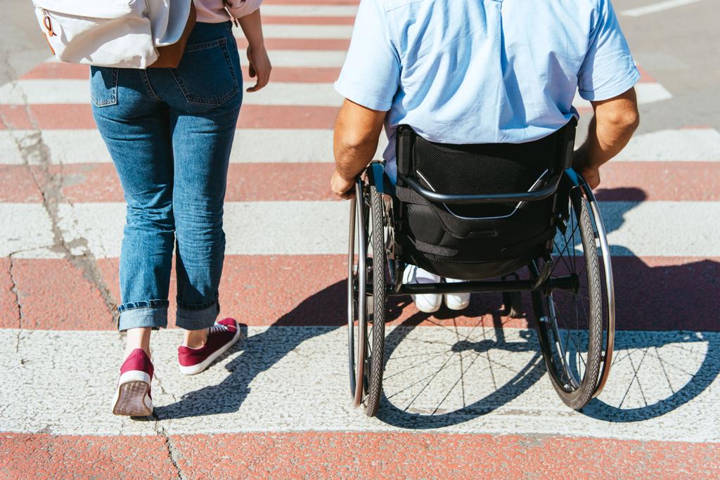 車椅子で彼氏と市のガール フレンド交差点横断歩道のトリミングされた画像 - 写真・画像
