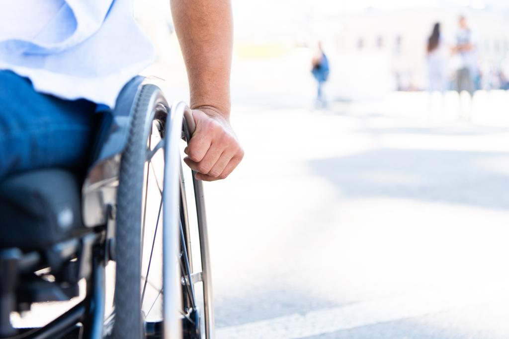 körülvágott kép a fogyatékos ember használja kerekesszékes utcában - Fotó, kép