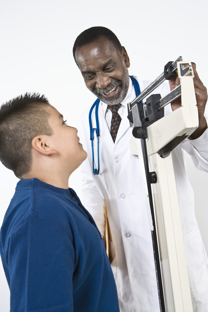Γιατρός του αγοριού ελέγχου βάρους - Φωτογραφία, εικόνα