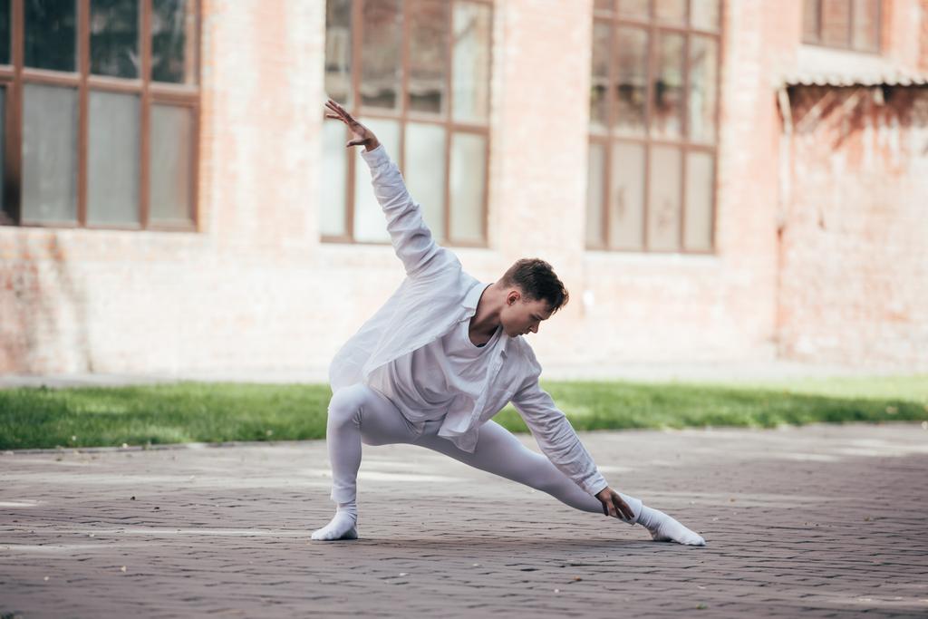 guapo joven activo bailando en la calle urbana de la ciudad
  - Foto, imagen
