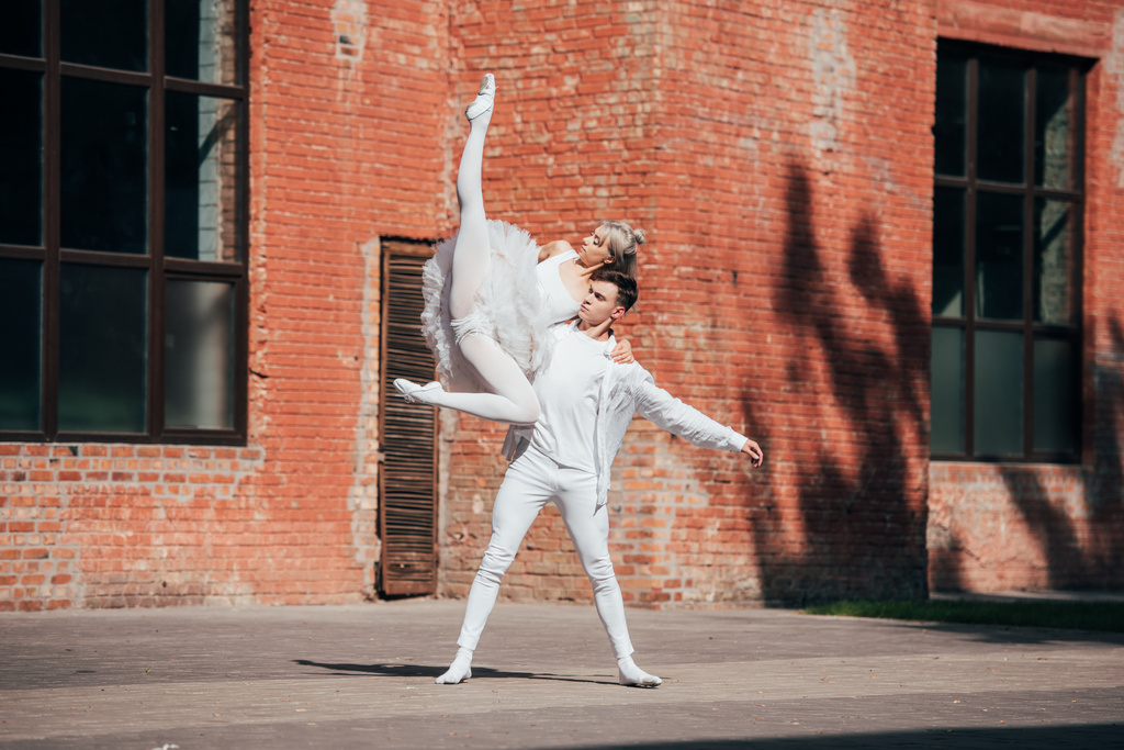 couple de jeunes danseurs de ballet dansant dans la rue de la ville
 - Photo, image