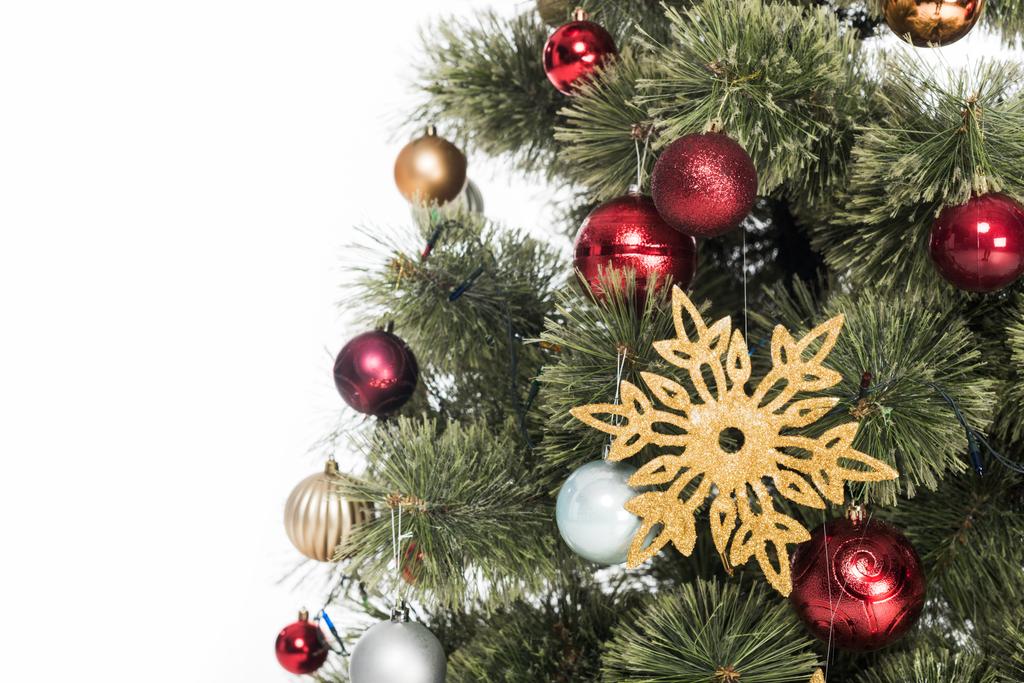 закрытый вид декоративных игрушек на рождественской елке, изолированных на белом
 - Фото, изображение