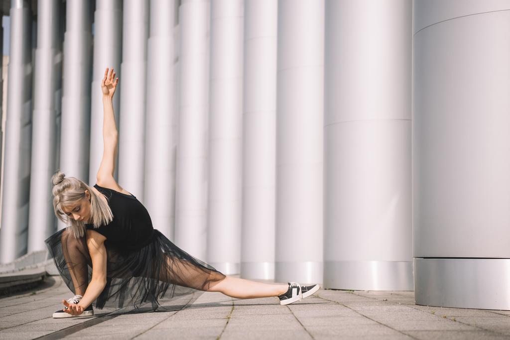 mooie jonge vrouwelijke balletdanser op straat - Foto, afbeelding