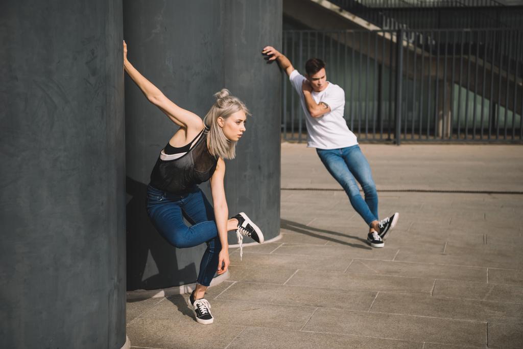 pareja de jóvenes bailarines contemporáneos practicando en la calle urbana de la ciudad
   - Foto, imagen