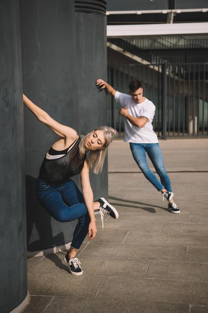 пара молодих танцюристів, які практикують на міській вулиці міста
  - Фото, зображення