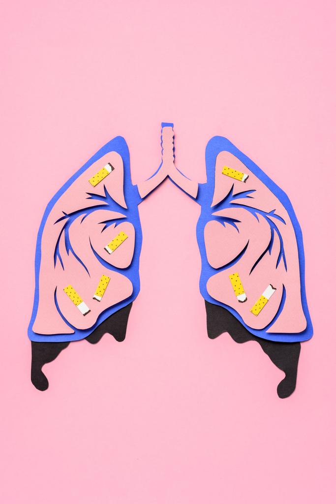 vue du dessus des poumons humains avec des cigarettes sur rose, concept de sensibilisation au cancer du poumon
 - Photo, image
