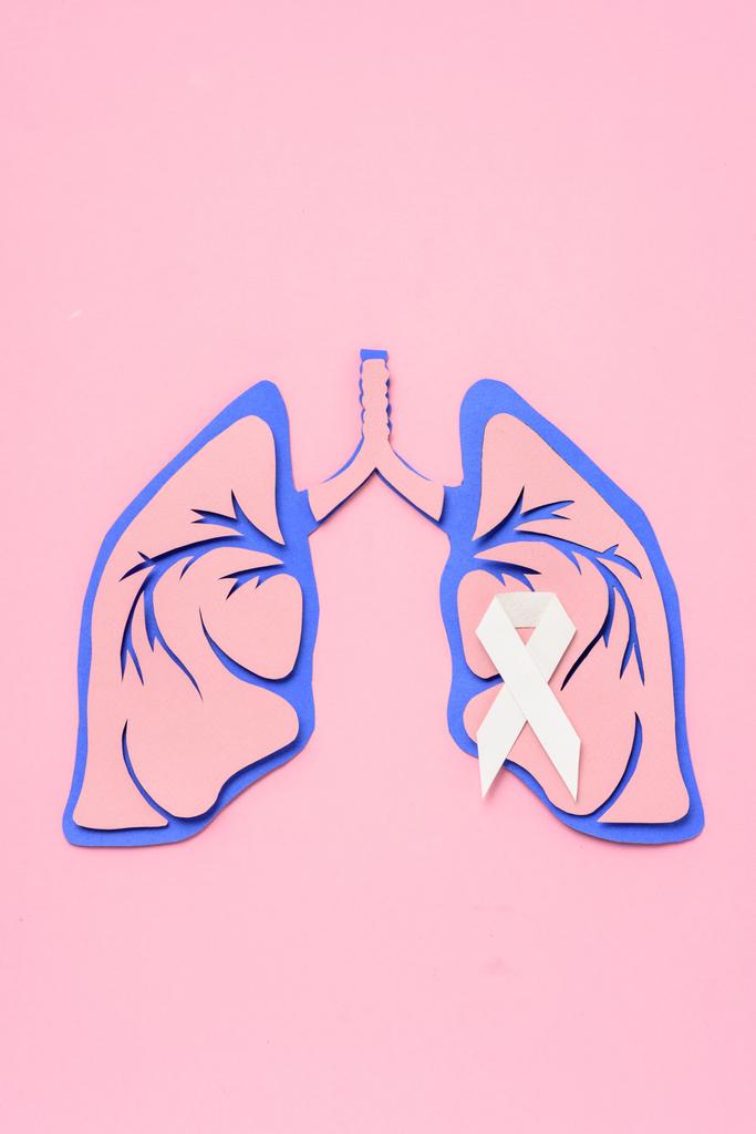 plat posé avec conscience du cancer du poumon ruban blanc et poumons humains sur rose
  - Photo, image
