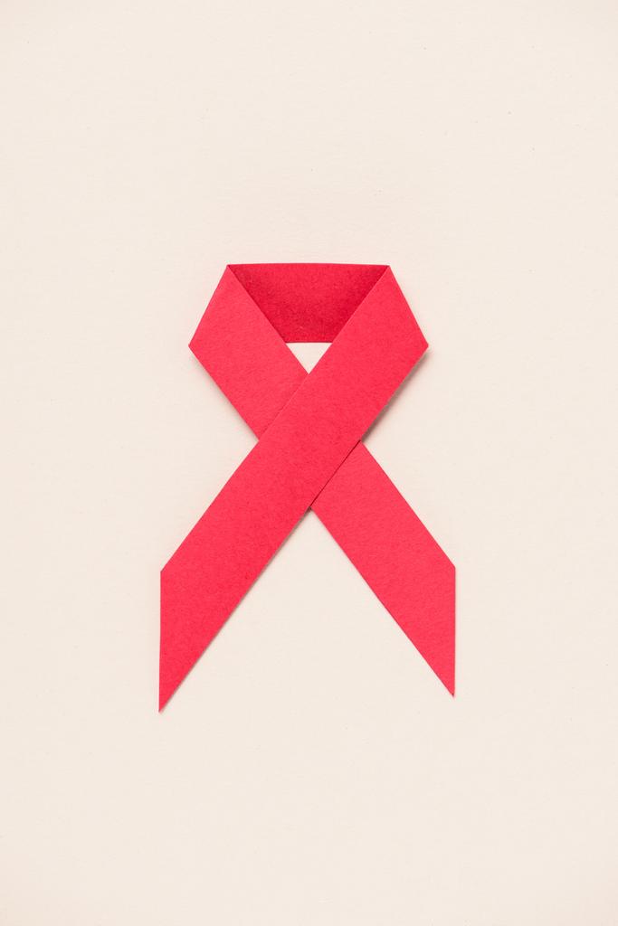 vue du dessus du ruban rouge de sensibilisation au VIH et au sida sur le beige
 - Photo, image