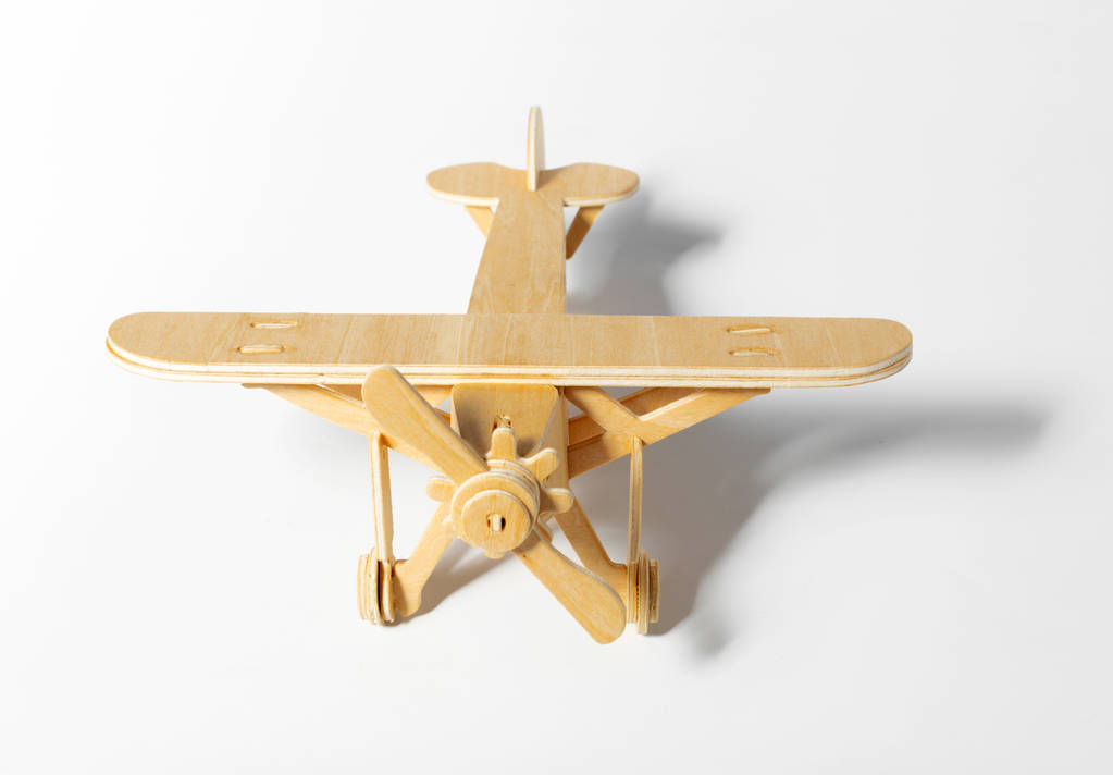 крупный план игрушечного самолета на белом фоне
  - Фото, изображение