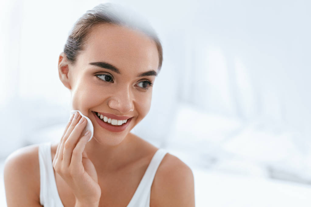 Makyaj kaldır. Kız kozmetik Pad ile yüz cilt temizliği - Fotoğraf, Görsel