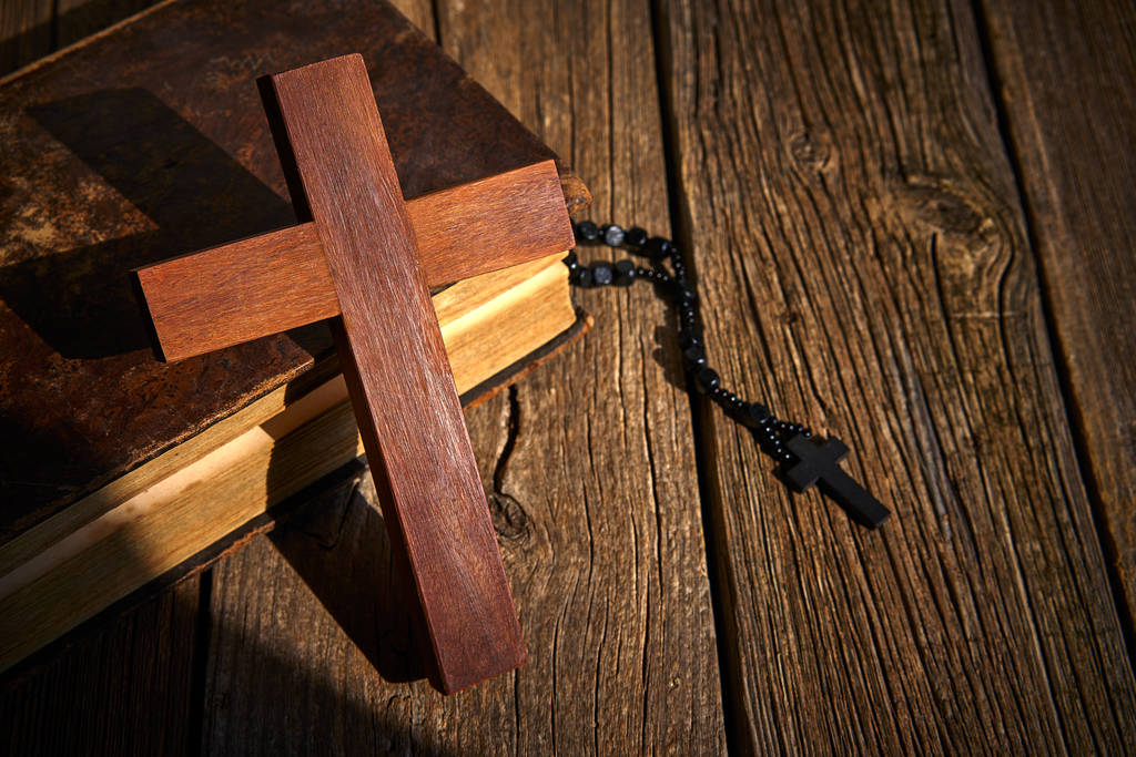 Křesťanský kříž na dřevěnou Bibli a růženec korálky dřevěné vintage pozadí - Fotografie, Obrázek