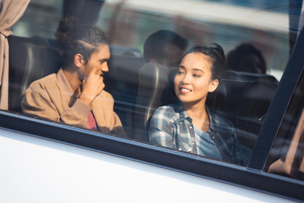 joven interracial pareja de turistas durante viaje en viaje autobús
  - Foto, Imagen