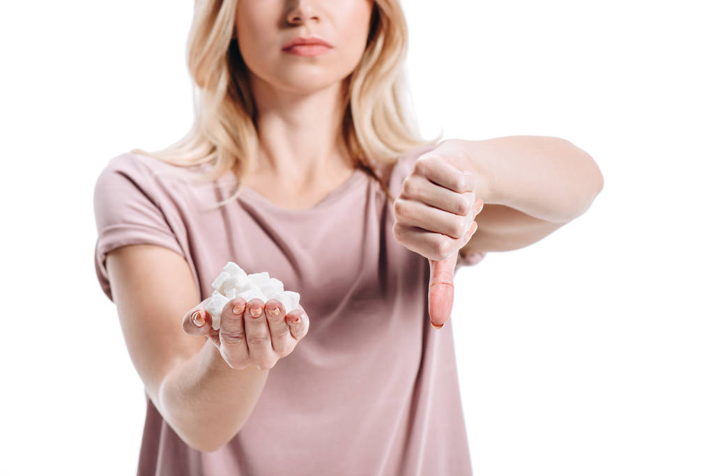 imagen recortada de mujer rubia en camisa casual sosteniendo azúcar blanco poco saludable y mostrando el pulgar hacia abajo aislado en blanco
 - Foto, Imagen
