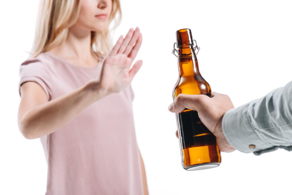 imagem cortada de mulher loira rejeitando garrafa de cerveja insalubre isolada em branco
 - Foto, Imagem