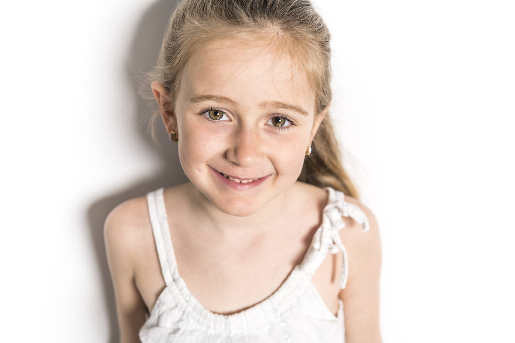 kaunis pieni muoti malli lapsi valkoisella taustalla
 - Valokuva, kuva