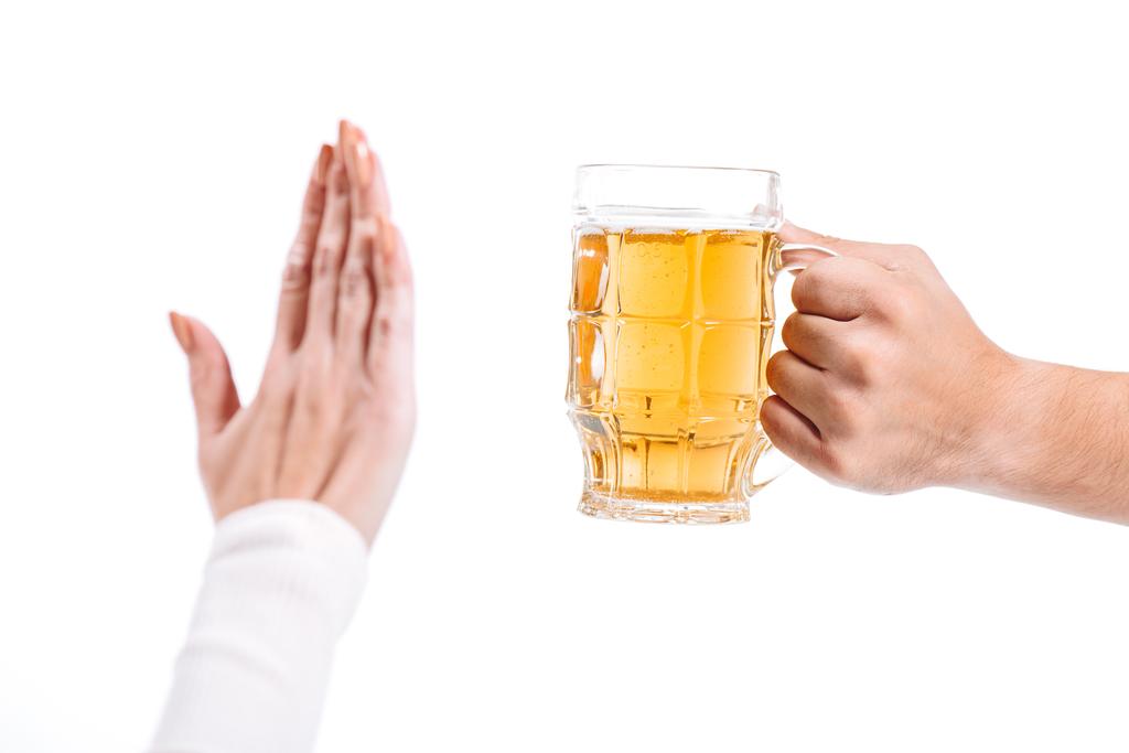 körülvágott kép nő elutasító pohár sör elszigetelt fehér - Fotó, kép