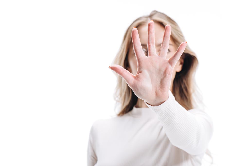 селективный фокус белокурой женщины показывая стоп знак изолирован на белом
 - Фото, изображение