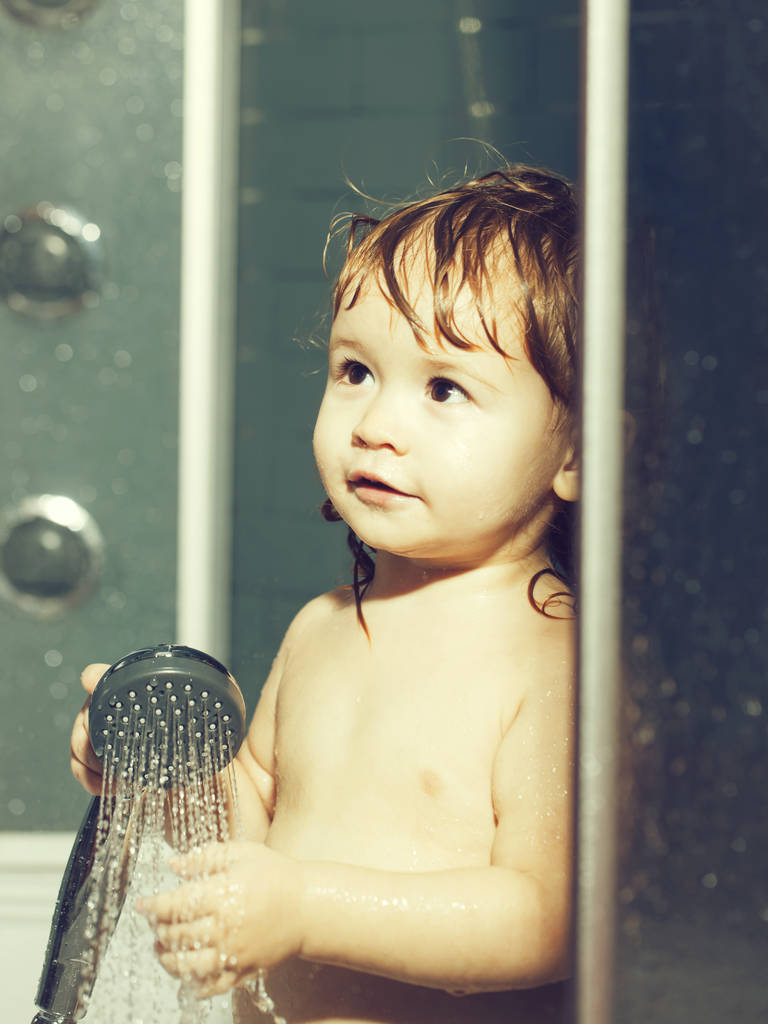 kleiner Junge unter der Dusche - Foto, Bild