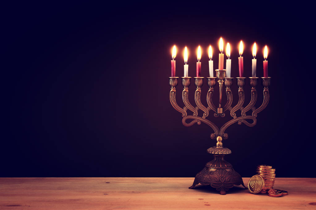 ユダヤ人の祝日のハヌカ本枝の燭台 (伝統的な燭台) やキャンドルで背景のイメージ - 写真・画像