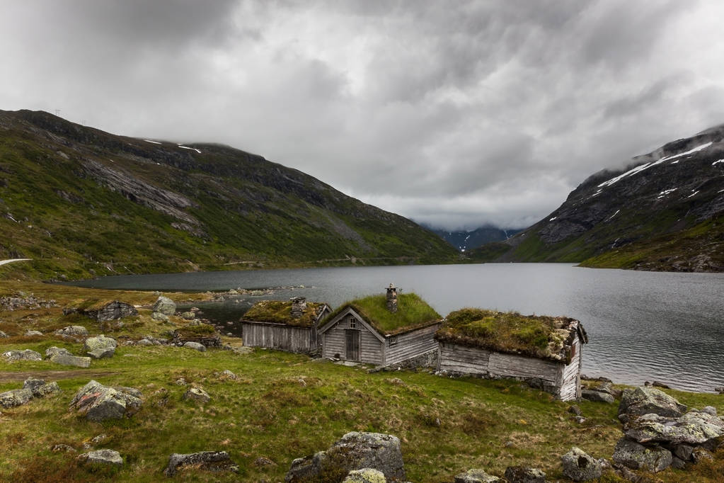 Traditionelles norwegisches Haus mit Grasdach, das allein im Fjord steht, rustikale alte Häuser - Foto, Bild