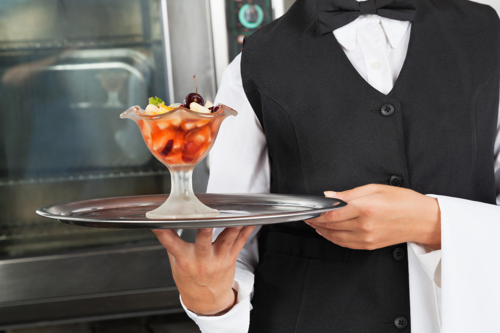 Kellnerin mit Desserttablett - Foto, Bild