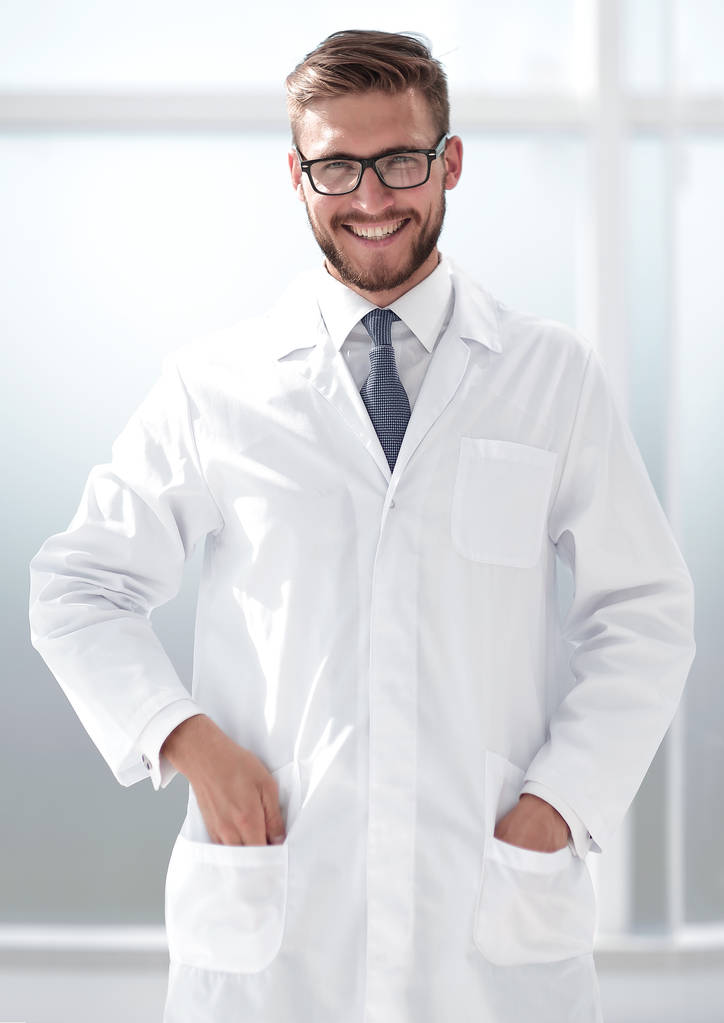 a kórházban álló mosolygó orvos portréja - Fotó, kép